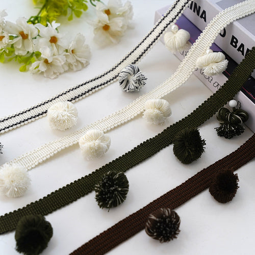 Decorative curtain trim with pompons Bowlift