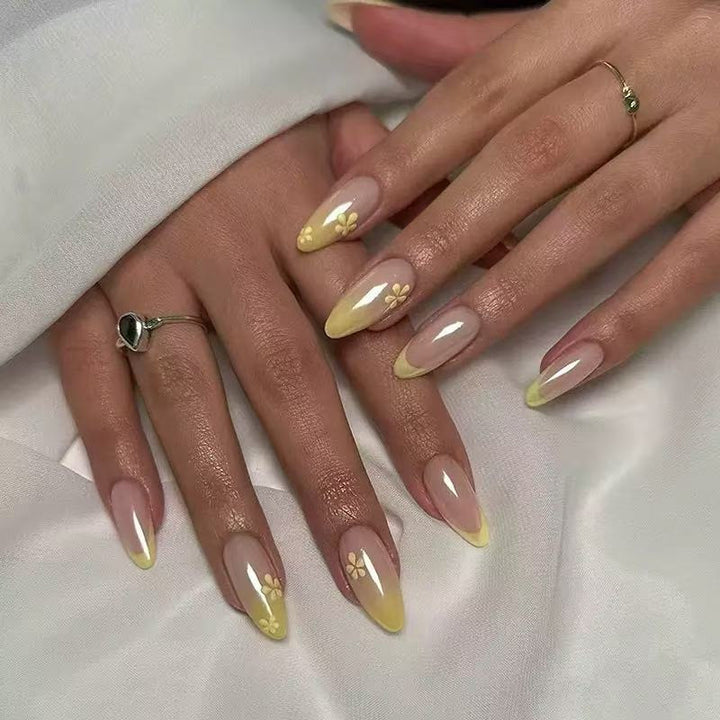 Elegant artificial nails with floral accents Bowlift