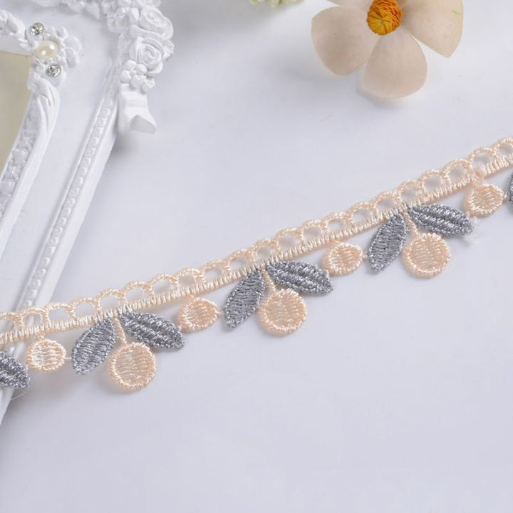 Delicate lace trim Bowlift