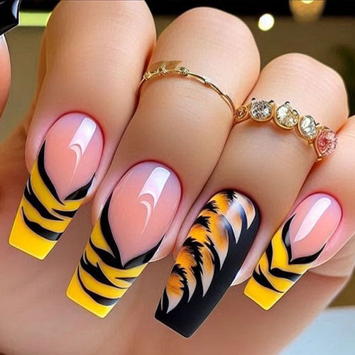 Artificial nail with Tiger Design Bowlift