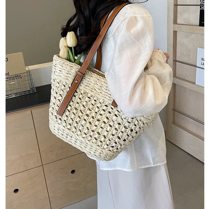 Handwoven Beach Bag in Modern Design Bowlift