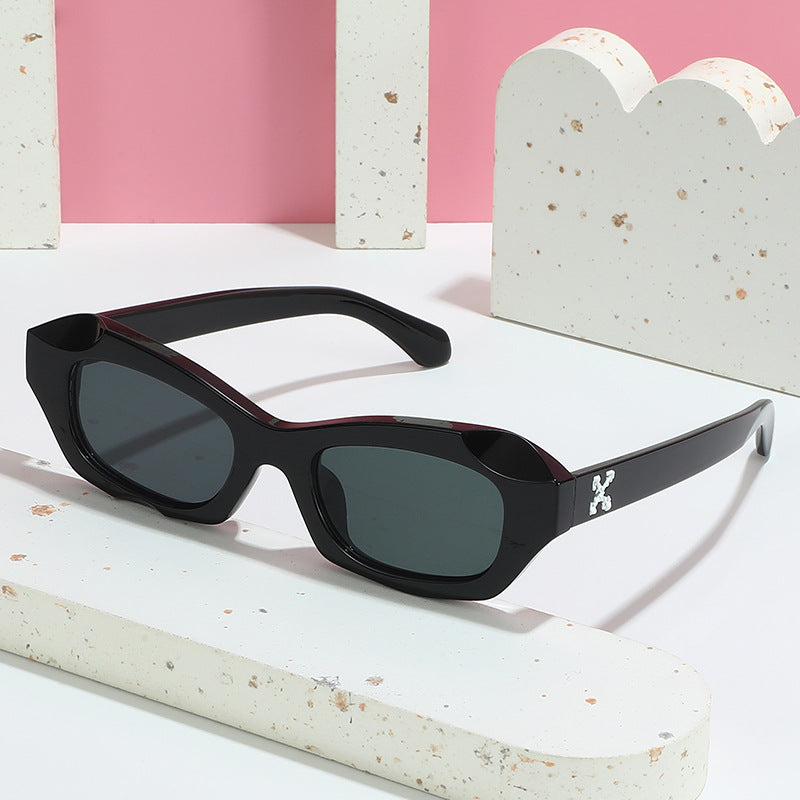 Women’s fashionable sunglasses in innovative design Bowlift