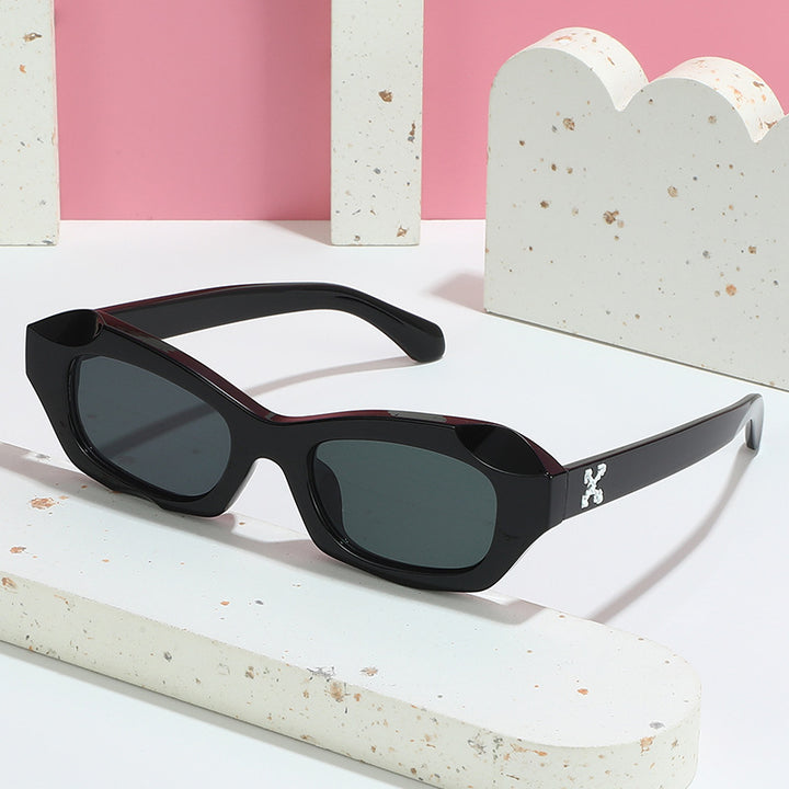 Women’s fashionable sunglasses in innovative design Bowlift