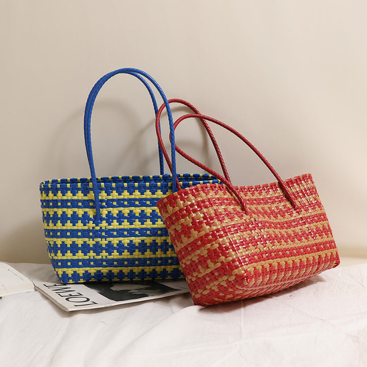 Braided straw bag with color-contrasting stripes Bowlift