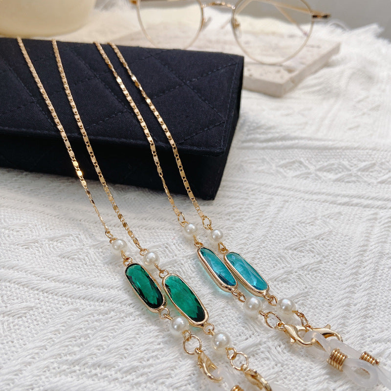 Elegant Necklace with Unique Pendant Bowlift