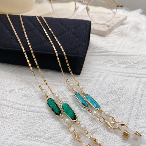 Elegant Necklace with Unique Pendant Bowlift