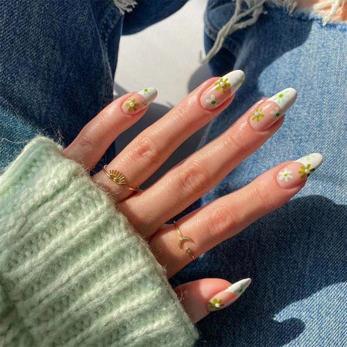 Artful nail art with delicate floral motifs Bowlift