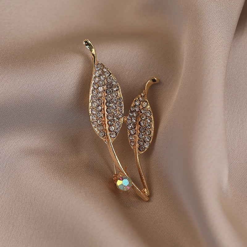 Elegant brooch with leaf shape and crystals Bowlift
