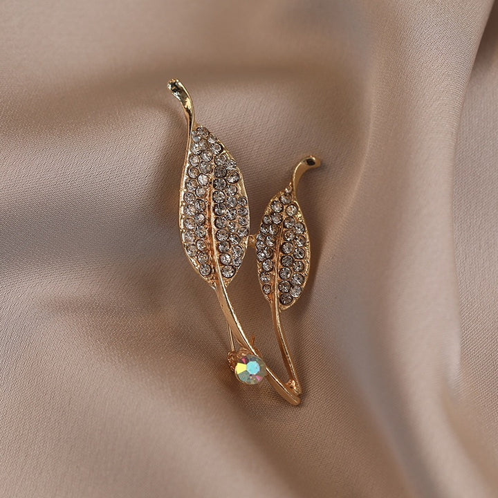 Elegant brooch with leaf shape and crystals Bowlift