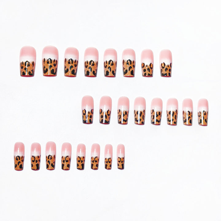Artificial nails with elegant leopard pattern Bowlift