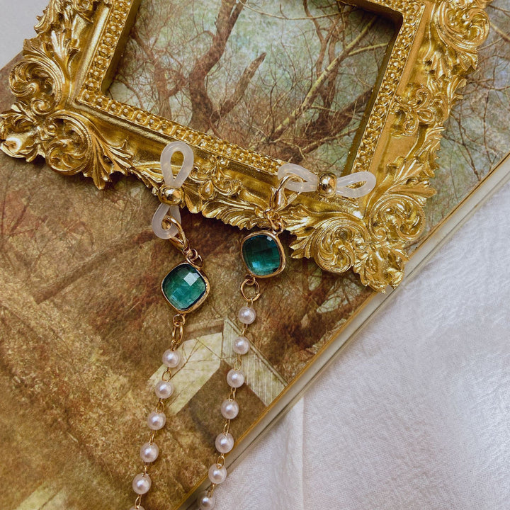 Elegant pearl necklace with golden accents Bowlift