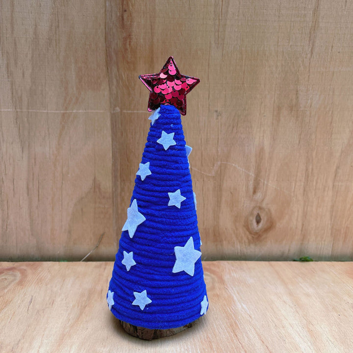 Unisex festive table tree made of knitted fleece with star topper and wooden base Bowlift