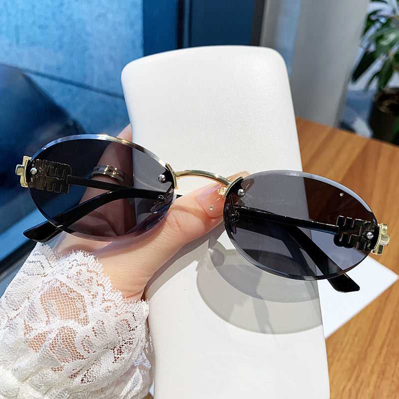Ladies fashionable sunglasses in elegant oval design Bowlift