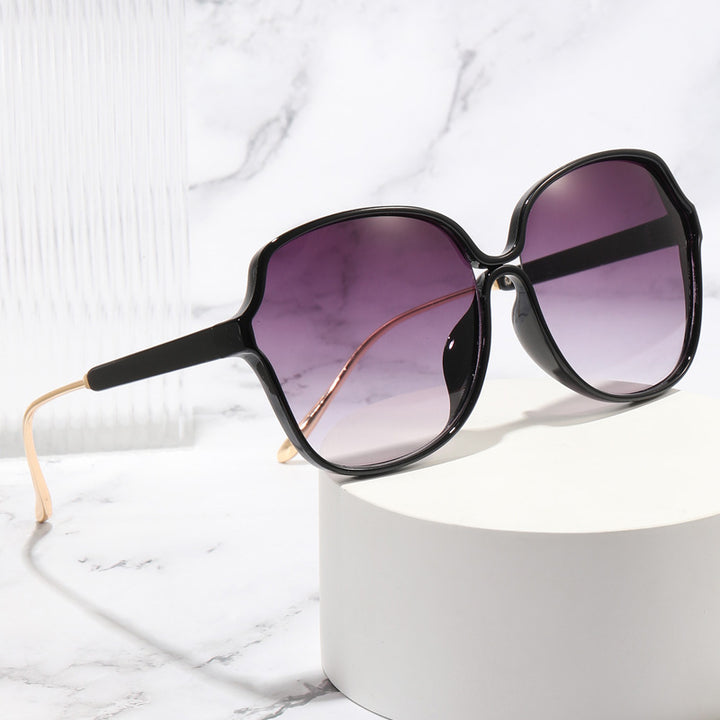Women's sunglasses in elegant oversized design Bowlift