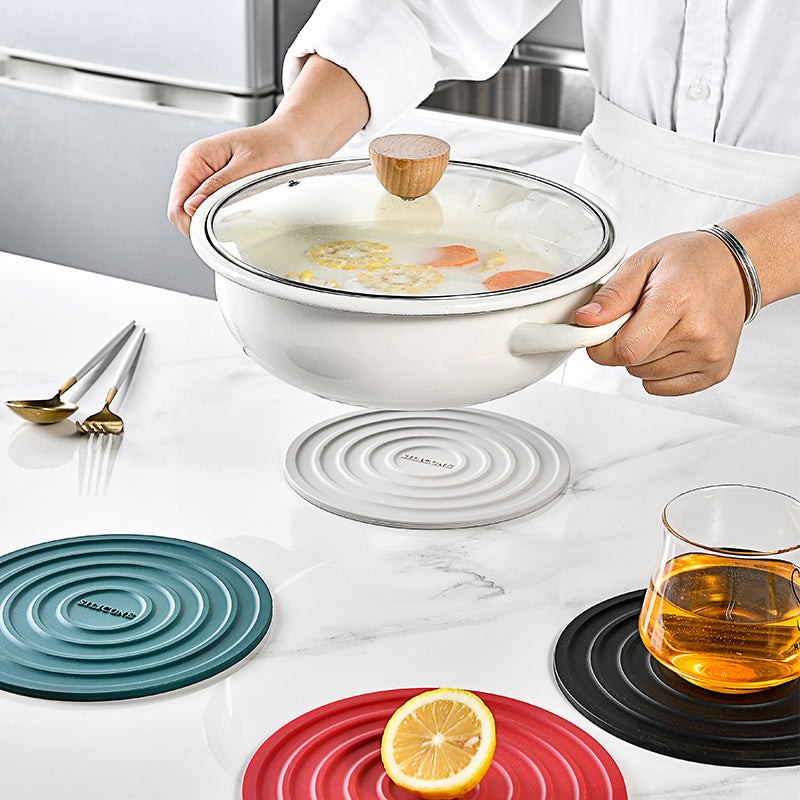 Silicone pot lid with innovative steam vent Bowlift