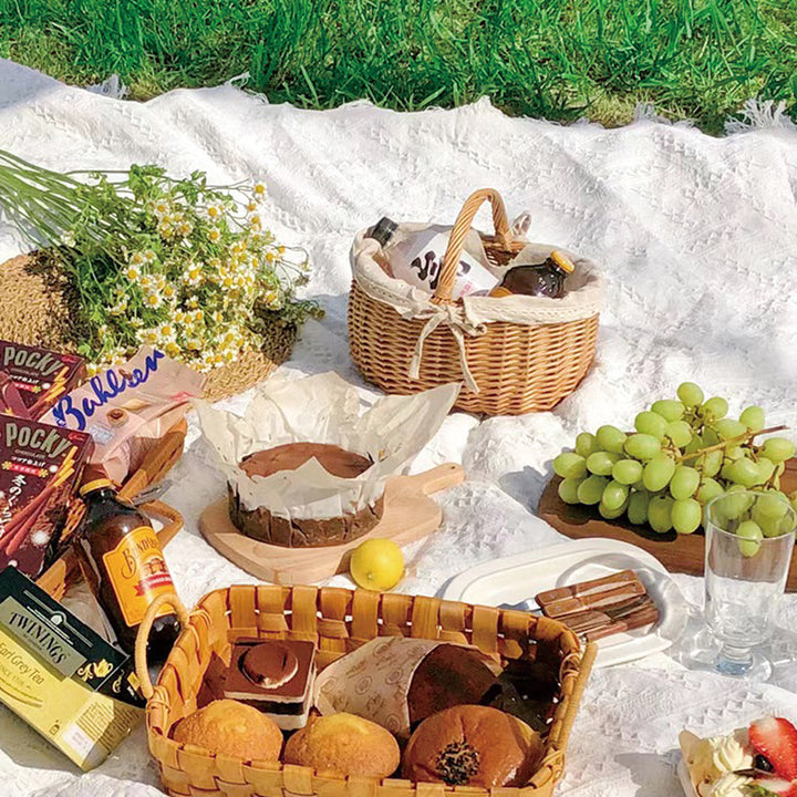 Ladies basket made of woven material with romantic inner lining Bowlift