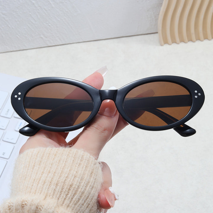 Ladies fashionable sunglasses in elegant oval design Bowlift