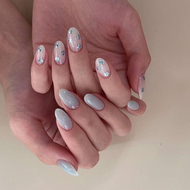 Artificial Nails with Elegant Blue Accents Bowlift