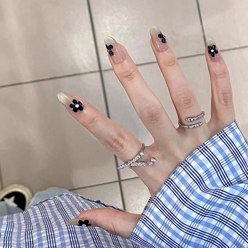 Decorative Press-On Nail Design Bowlift