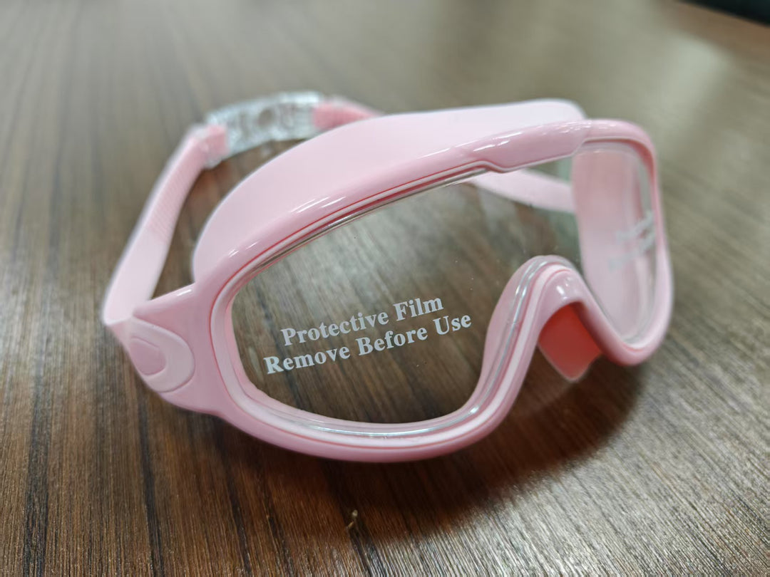 Swimming mask with adjustable comfort and clear field of vision Bowlift
