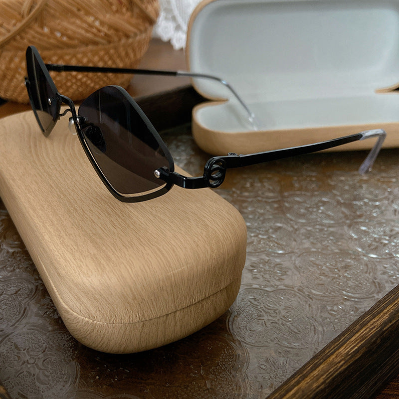 Fashionable Retro Sunglasses in Geometric Design Bowlift