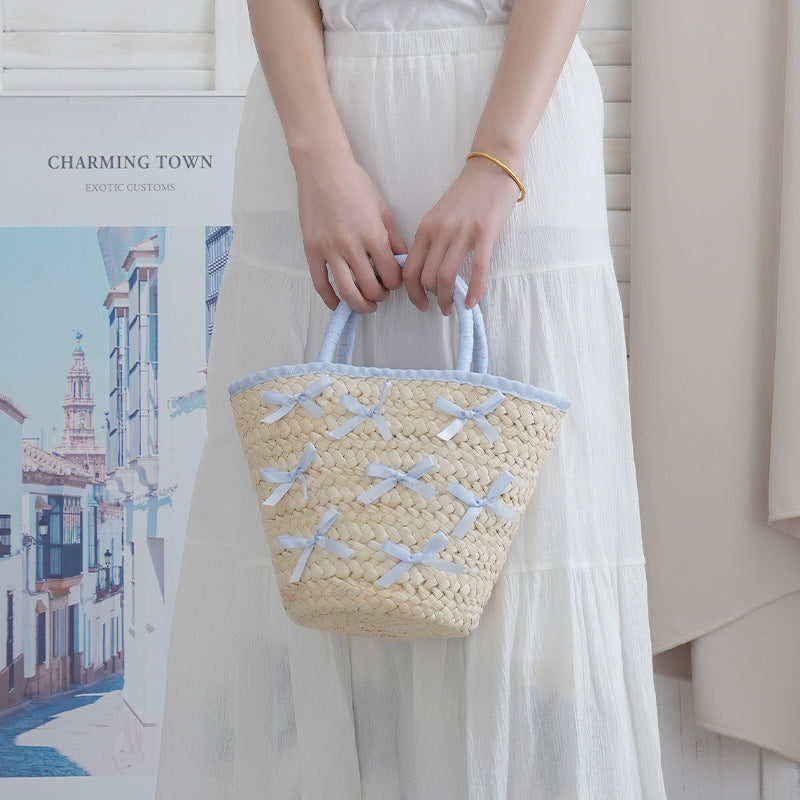 Basket bag with delicate bows and Bowlift lining