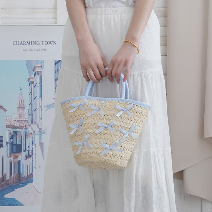 Basket bag with delicate bows and Bowlift lining