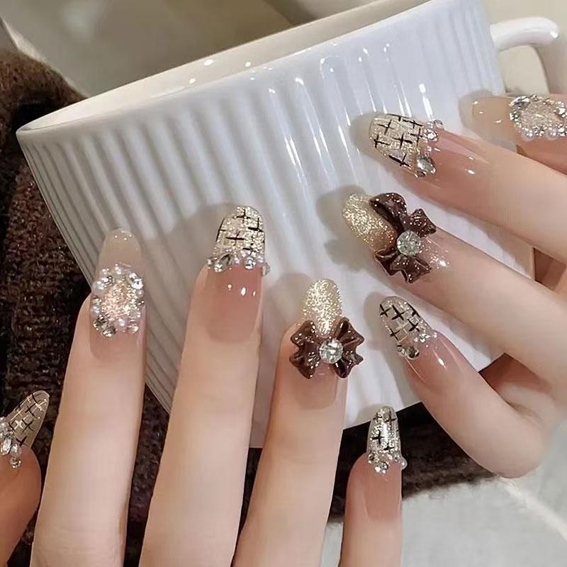 Artificial nails with elegant ombre look Bowlift