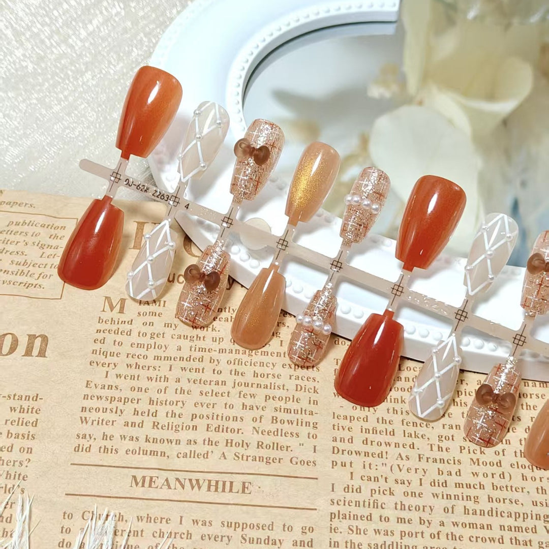 Artificial nails with elegant pearl decorations Bowlift