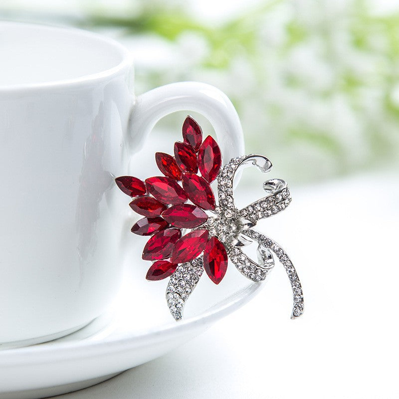 Sparkling brooch with floral design Bowlift
