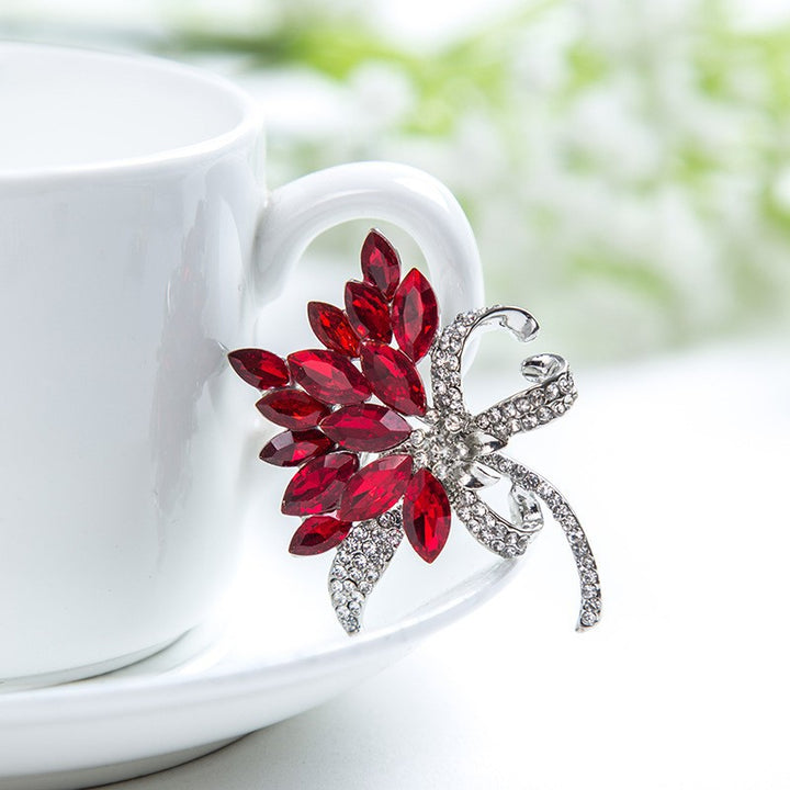 Sparkling brooch with floral design Bowlift