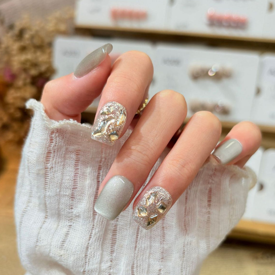 Decorative Press-On Nail Art Set with Sparkling Rhinestone Accents Bowlift
