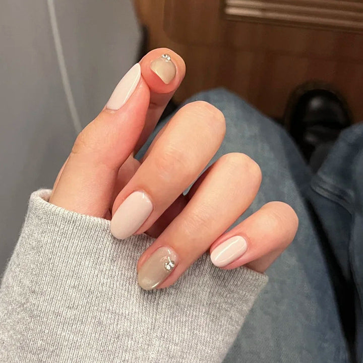 Elegant Press-On Nail Tips with Gold Accents Bowlift