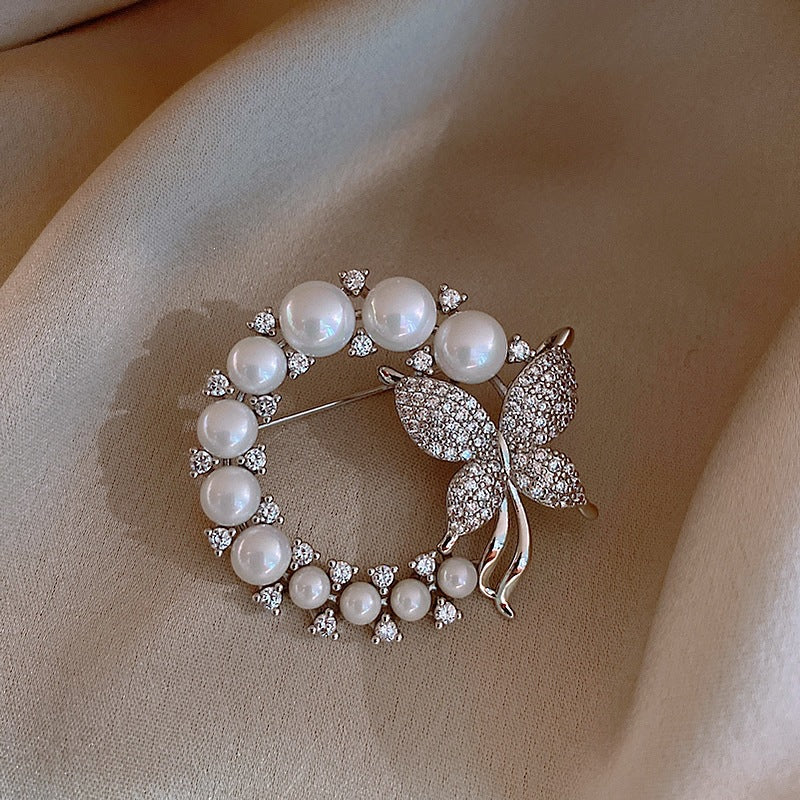 Exquisite pearls and rhinestone brooch Bowlift