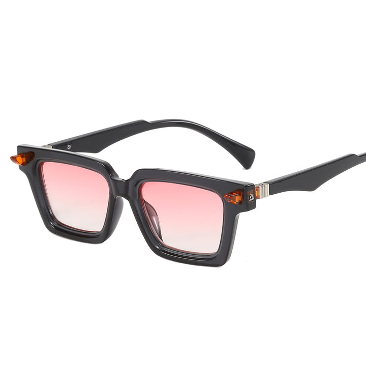 Women Vintage-inspired Sunglasses with Distinctive Frame Bowlift