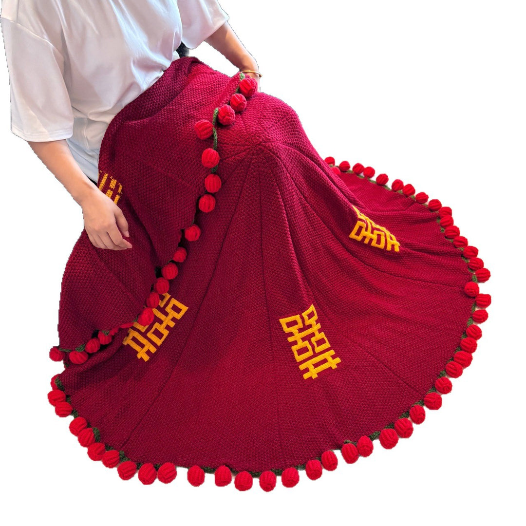 Cozy blanket with trendy pom-pom border Bowlift