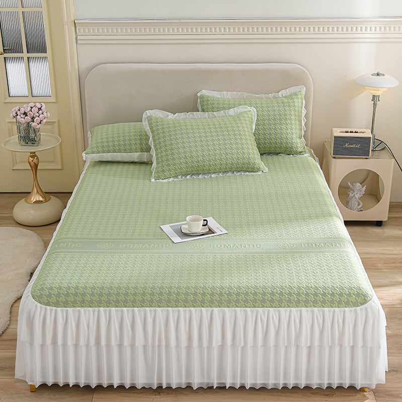 Ladies elegant bedspread set with decorative ruffled hem Bowlift