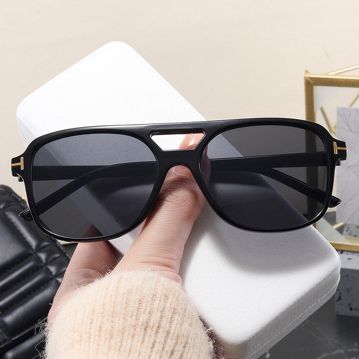 Women’s fashionable glasses with a fine frame and strict contours Bowlift