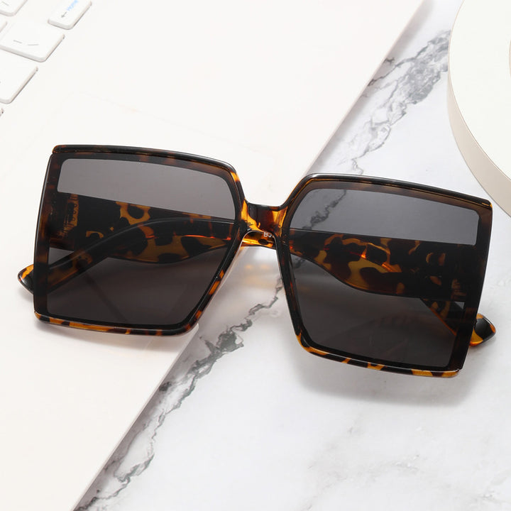 Women's oversized sunglasses with luxurious detail Bowlift