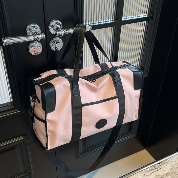 Sporty leisure duffel bag with durable material and adjustable shoulder strap Bowlift