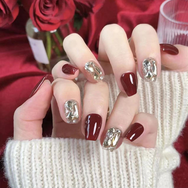 Artificial nail set with elegant glitter and metallic accents Bowlift