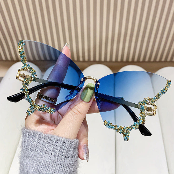 Ladies extravagant Cat-Eye sunglasses with dazzling rhinestone embellishments Bowlift
