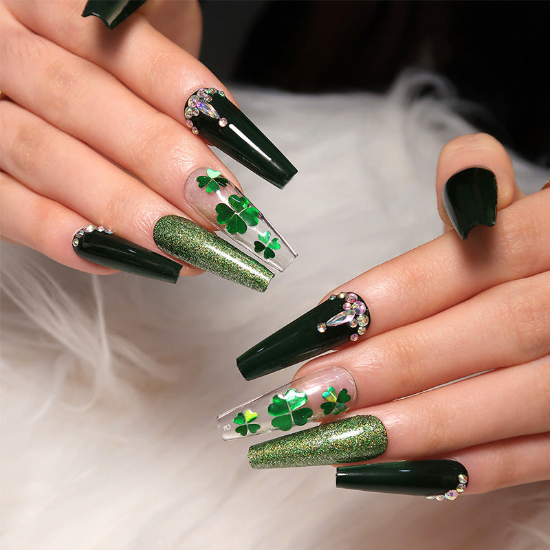 Artificial nail art with clover leaf motifs Bowlift