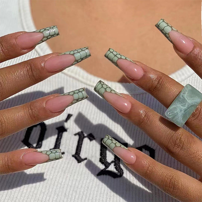 Artful gel nails with elegant snake pattern and high gloss Bowlift
