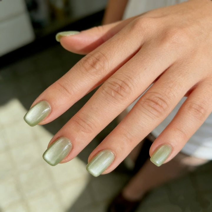 Stylish artificial nails with elegant high-gloss finish Bowlift