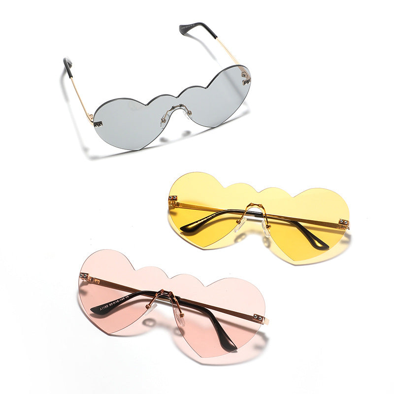 Ladies extravagant heart sunglasses with protective lenses Bowlift
