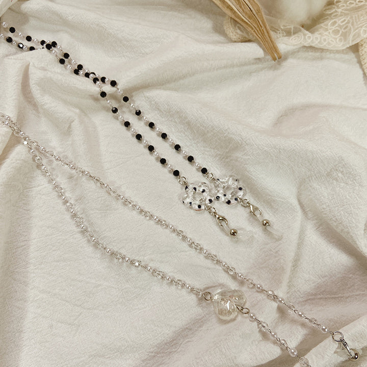 Elegant jewelry necklace with heart-shaped pendants Bowlift