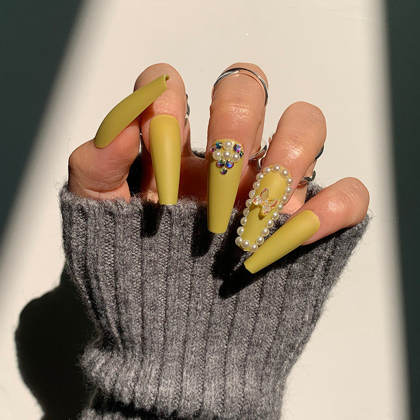 Artful stiletto nails with luxurious glitter accents Bowlift