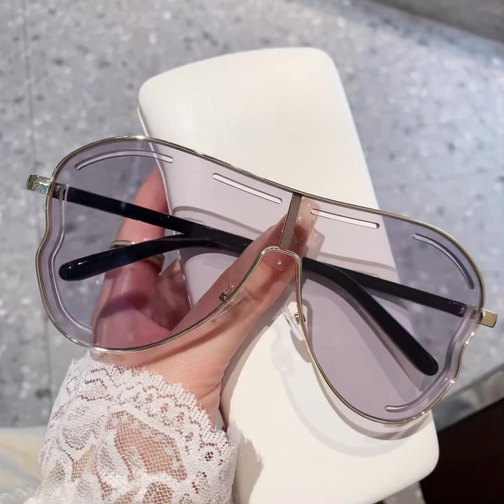 Women's sunglasses in modern shield design Bowlift