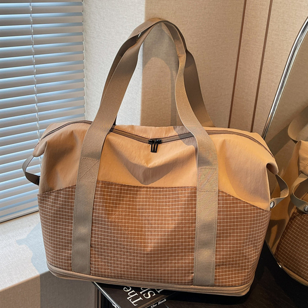 Multifunctional sports and travel bag with innovative compartment arrangement Bowlift